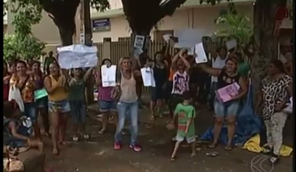 Moradores  protestam contra contemplados em casas da Prefeitura