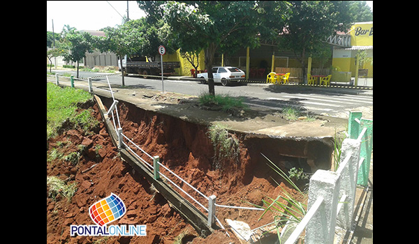 Calçamento do córrego da Av. Homero Alves piora ainda mais