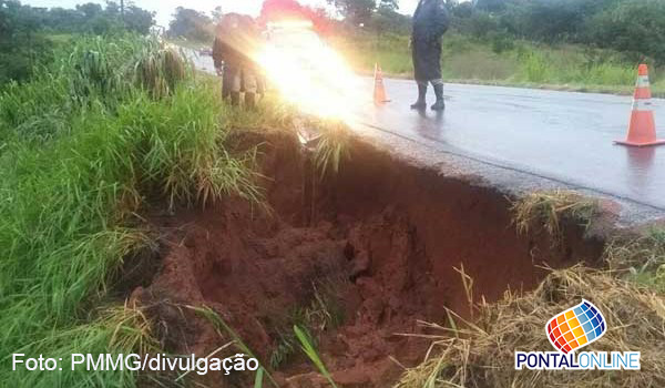 Buraco interdita trecho da BR-497, entre Uberlândia e Prata