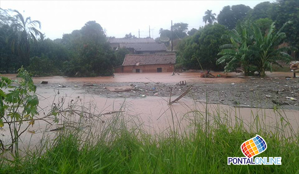 Chuva forte causa danos em Frutal