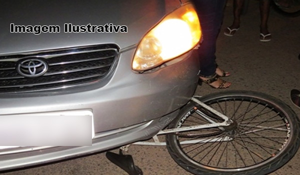 Criança de bicicleta colide com carro e fica desacordada