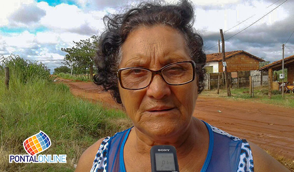 Mulher reclama dos postes de iluminação e esgoto no P. Isabel