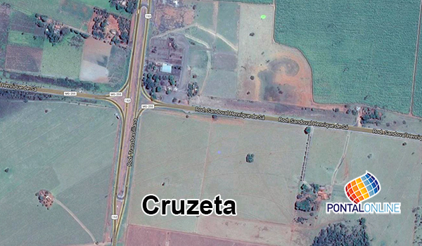 Trator com pulverizador é levado de fazenda próxima a cruzeta