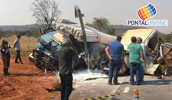 Quatro pessoas morrem em acidente entre van e caminhão