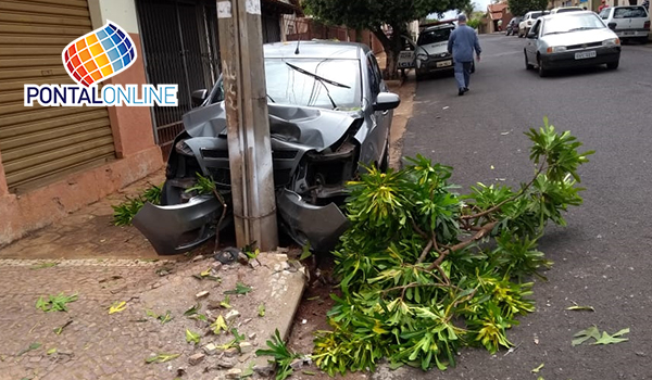 Carro bate em poste na Tobias Barreto