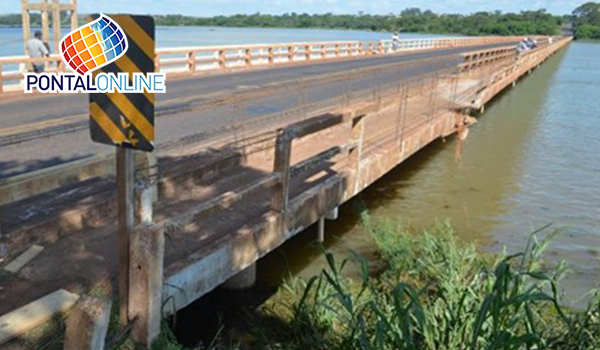 Água encosta na ponte do Rio Grande em Colômbia