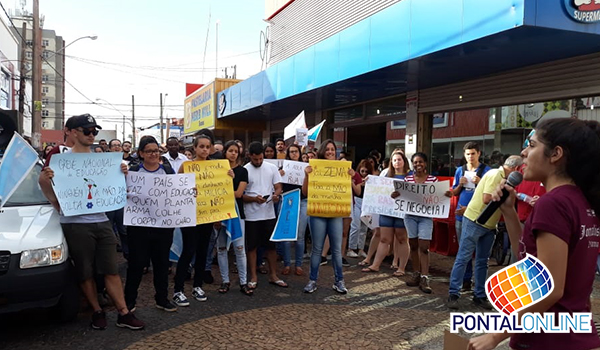 Manifestação  pela educação movimentada em Frutal