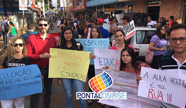 Estudantes se manifestam em Frutal contra corte de verbas