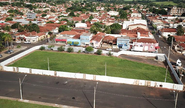 Justiça determina retirada de tapumes do terreno da Câmara