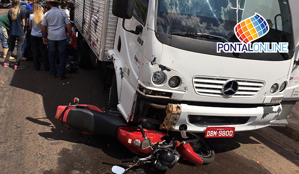 Caminhão sem freio atropela motociclista no centro