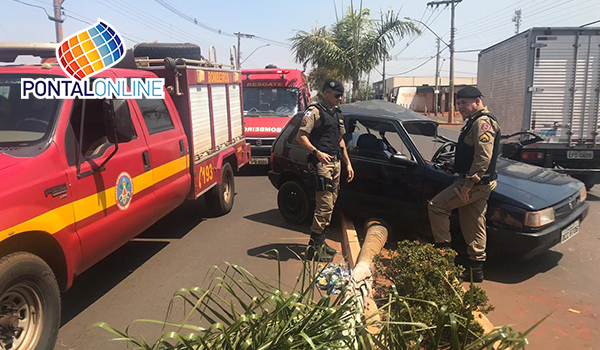 Motorista perde o controle de carro, invade a pista contrária e bate em caminhão na Avenida JK