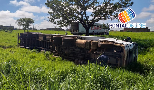 Carreta quebra barra de direção e tomba na BR-364 próximo ao trevo da Avenida José de Alencar