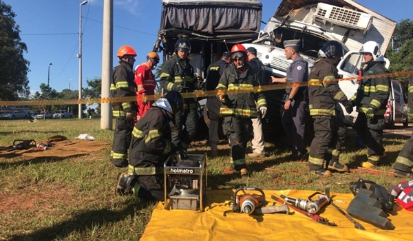 Acidente entre caminhão e ônibus deixa 20 pessoas feridas na BR-153