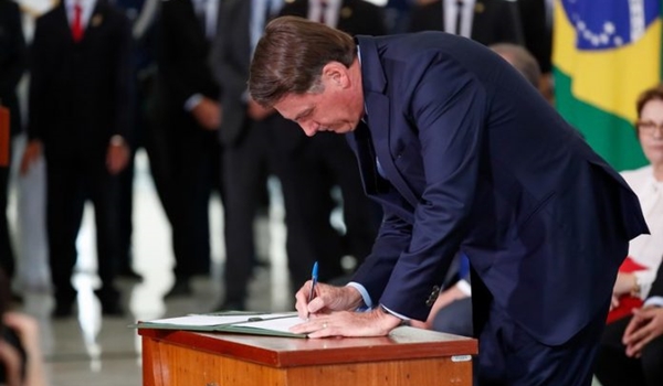 Bolsonaro sanciona benefício de R$ 600 para trabalhador informal