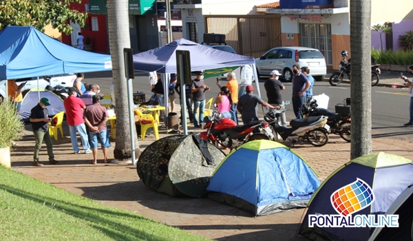 Manifestantes continuam acampados na frente da prefeitura pedindo a reabertura de bares e restaurantes