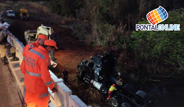 Carreta que caiu no Rio Grande em Conceição das Alagoas é retirada e trecho entre MG e SP é liberado