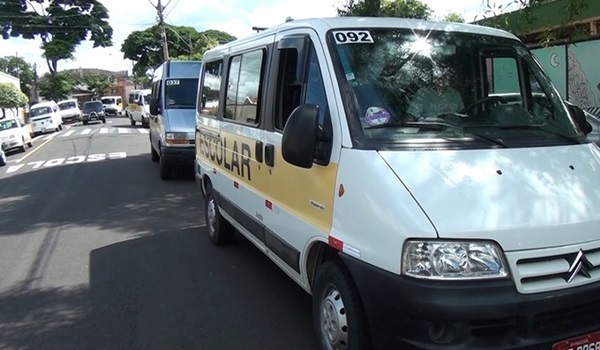 Câmara de Uberlândia aprova projeto que dispensa padronização visual para que transporte escolar preste serviços de fretamento