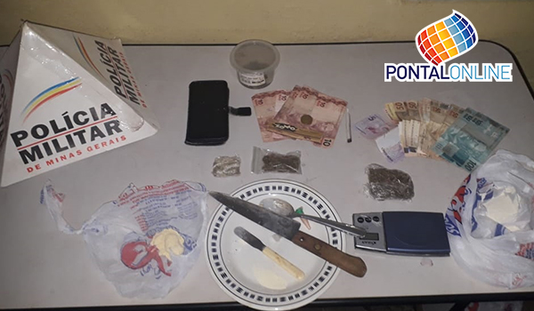 Polícia Militar apreende drogas em residência após abordagem a suspeita de traficar drogas. Jovem foi flagrado pela PM no momento em que repassou droga para usuário em rua do bairro Estudantil