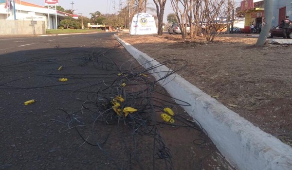 Carreta cegonheira arranca fios de telefonia e internet na avenida JK. Funcionários de empresas próximas sinalizaram a rua até a chegada da polícia para evitar acidentes