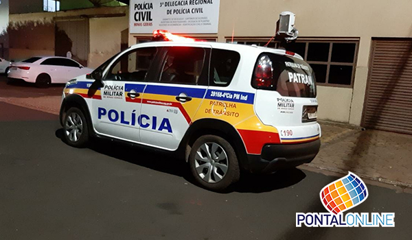 Motorista com sintomas de embriaguez perde o controle de carro e bate com o veículo em residência em Frutal