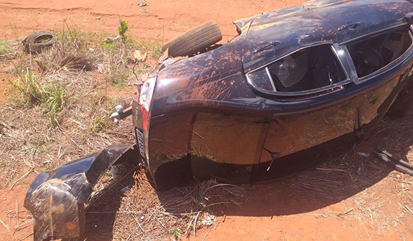 Carro com cinco ocupantes capota em trevo de Campo Florido e Pirajuba; um dos ocupantes foi levado para Uberaba no helicóptero do Corpo de Bombeiros