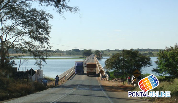 Quatro pessoas ficam feridas em acidente com carro na BR-364, próximo ao rio grande, em Planura