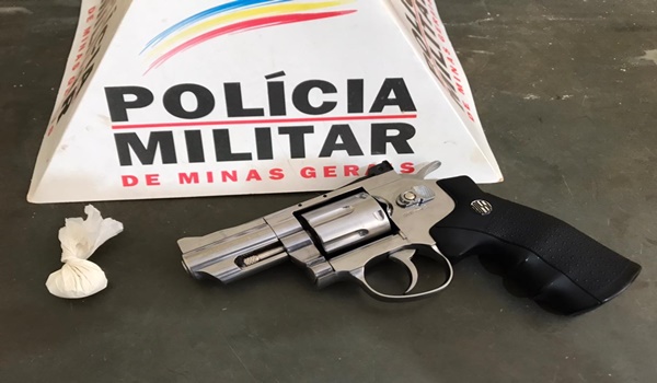 P.M. ENCONTRA SIMULACRO DE ARMA DE FOGO EM VEÍCULO NO BAIRRO SANTOS DUMONT