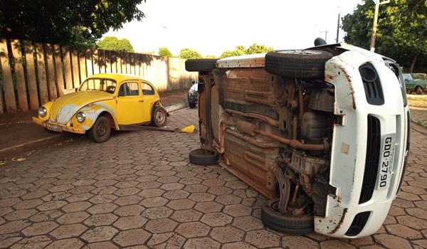 Pálio bate em Fusca e fica tombado; o acidente aconteceu neste sábado na praça do D.E.R.