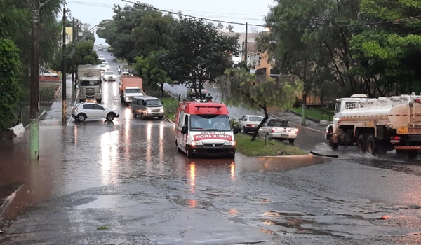 CHUVA VOLUMOSA ALAGA PONTOS DE FRUTAL NESTA QUINTA