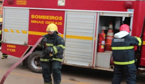 FÁBRICA TÊXTIL PEGA FOGO EM ITAPAGIPE; LOCAL NÃO TINHA AUTO DE VISTORIA DOS BOMBEIROS 