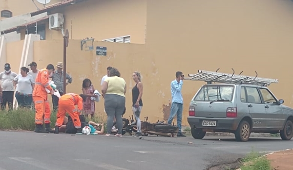 MOTOCICLISTA FICA FERIDA EM ACIDENTE NO BAIRRO JARDIM DAS LARANJEIRAS