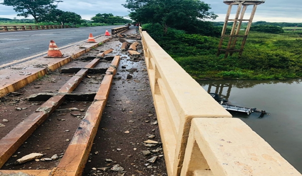 MOTORISTA DE CAMINHÃO MORRE AO CAIR COM VEÍCULO DA PONTE ENTRE PLANURA E COLÔMBIA