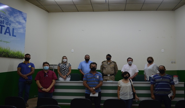 REUNIÃO ENTRE POLÍCIA MILITAR E VEREADORES, DISCUTE AÇÕES PARA COIBIR AGLOMERAÇÕES EM FRUTAL