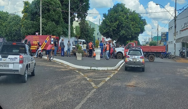 ACIDENTE NO CRUZAMENTO DAS AVENIDAS GOIÁS E RIO DE JANEIRO DEIXA DUAS PESSOAS FERIDAS