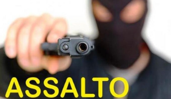 ASSALTANTES INVADEM RESIDÊNCIA EM FRUTAL, AGRIDEM E ESFAQUEIAM MORADOR E O AMEAÇAM DE MORTE. MESMO FERIDA, VÍTIMA CONSEGUIU SE TRANCAR NO BANHEIRO E, APÓS A SAÍDA DOS BANDIDOS, ACIONOU A POLÍCIA MILITAR