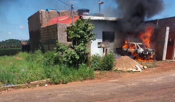 ADOLESCENTE COLOCA FOGO EM CARRO E POLÍCIA MILITAR É ACIONADA PARA SOCORRER IDOSA DONA DO VEÍCULO