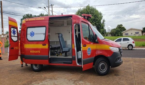 PREFEITO BRUNO AUGUSTO PARTICIPA DE ENTREGA DA NOVA VIATURA DO CORPO DE BOMBEIROS DE FRUTAL