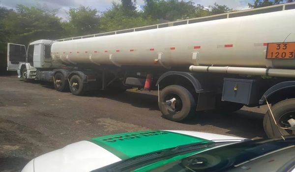 LADRÕES ROUBAM 40 MIL LITROS DE GASOLINA NA BR-262 EM FRUTAL E ABANDONAM CARRETA VAZIA EM CAMPO FLORIDO