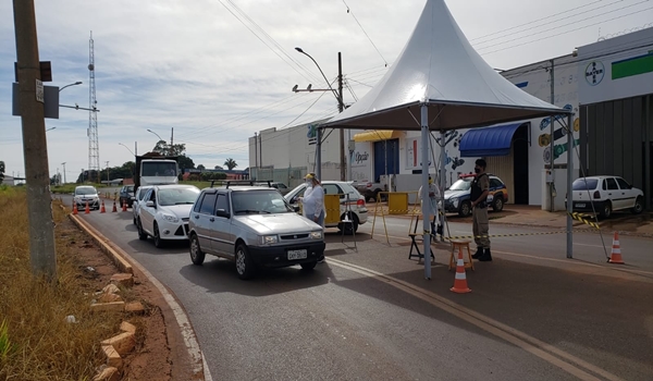 PREFEITURA DE FRUTAL INSTALA BARREIRAS SANITÁRIAS NAS ENTRADAS DA CIDADE COM APOIO DA POLÍCIA MILITAR