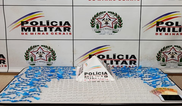 POLÍCIA MILITAR APREENDE GRANDE QUANTIDADE DE MACONHA E COCAÍNA EM UMA CASA NO RESIDENCIAL FLAMBOYANT, EM FRUTAL. O DONO DA RESIDÊNCIA E A ESPOSA FORAM PRESOS EM FLAGRANTE SUSPEITOS DE TRAFICAR DROGAS