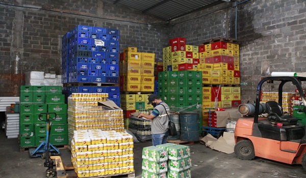 CERCA DE 60 MIL LATAS DE CERVEJA SÃO APREENDIDAS EM UBERLÂNDIA DURANTE FISCALIZAÇÃO DO PROCON