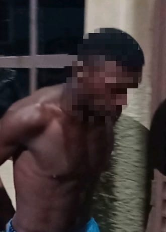 PRESO PELA POLÍCIA MILITAR, HOMEM ACUSADO DE MATAR OUTRO A FACADAS NO POVOADO DO GARIMPO DO BANDEIRA; O SUSPEITO DO HOMICÍDIO FOI LOCALIZADO ESCONDIDO DENTRO DE UMA RESIDÊNCIA EM PLANURA