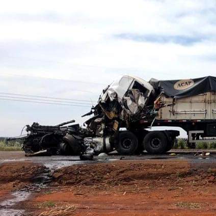 MOTORISTA DE 61 ANOS MORRE EM ACIDENTE ENVOLVENDO DUAS CARRETAS EM RODOVIA DE CAMPO FLORIDO