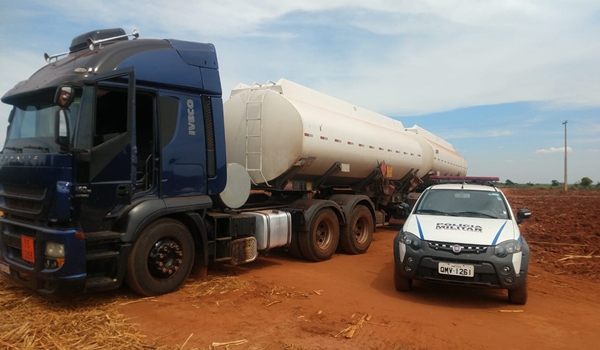 CARRETA QUE TRANSPORTAVA COMBUSTÍVEL É LOCALIZADA ABANDONADA EM CANAVIAL ÀS MARGENS DA BR-153, EM FRUTAL