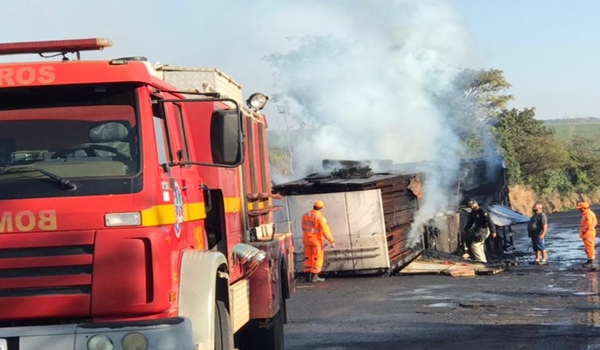 CAMINHÃO CARREGADO COM MADEIRA PEGA FOGO NA BR 364