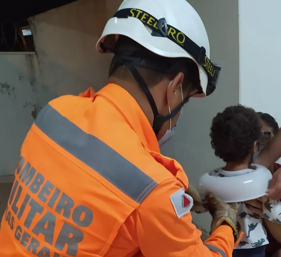 CRIANÇA É SOCORRIDA PELOS BOMBEIROS APÓS TER PESCOÇO PRESO DENTRO DE ANEL PLÁSTICO EM PATOS DE MINAS