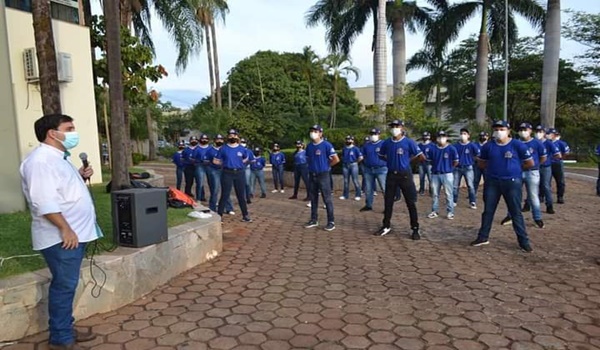 TRINTA JOVENS SÃO INTEGRADOS À GUARDA MIRIM E APRESENTADOS AO PREFEITO DE FRUTAL