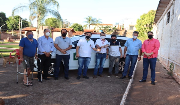 PREFEITURA DE FRUTAL ENTREGA CARRO 0 KM PARA O POVOADO DO GARIMPO DO BANDEIRA