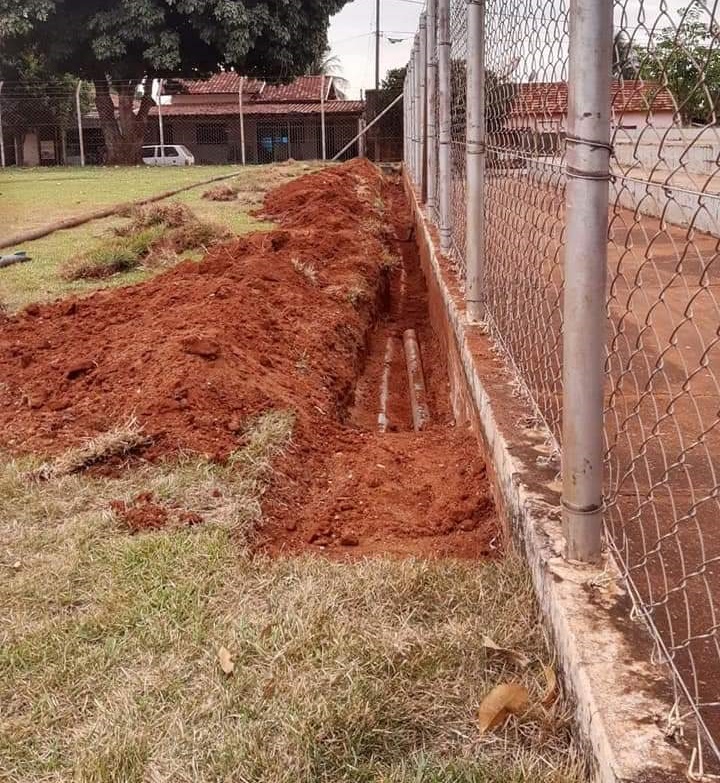 PREFEITURA DE FRUTAL REALIZA REPAROS NO SISTEMA DE IRRIGAÇÃO DO CAMPO DO BORJÃO