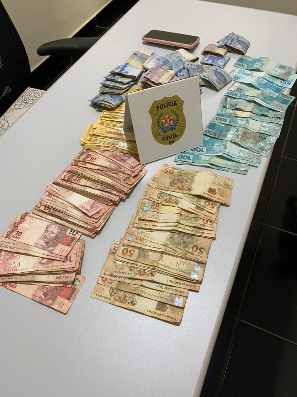 OPERAÇÃO DA POLÍCIA CIVIL NA TARDE DE HOJE, RESULTA NA APREENSÃO DE MAIS DE 5 MIL REAIS EM DINHEIRO DE UM CASAL SUSPEITO DE ENVOLVIMENTO COM O TRÁFICO DE DROGAS EM PLANURA